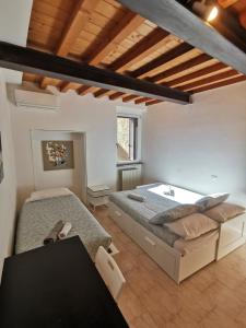 1 dormitorio con 2 camas y sofá en Appartamento Roma, en Gaggiano
