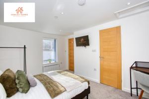 1 dormitorio con 1 cama y puerta de madera en Cozy & Elegant 1bedroom House in Somerset Sleeps 2 By Hinkley Homes Short Lets & Serviced Accommodation, en Bridgwater