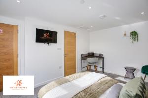 a bedroom with a bed and a desk in it at Cozy & Elegant 1bedroom House in Somerset Sleeps 2 By Hinkley Homes Short Lets & Serviced Accommodation in Bridgwater