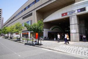 eine Gruppe von Menschen, die vor einem Gebäude spazieren in der Unterkunft 難波南51 in Osaka