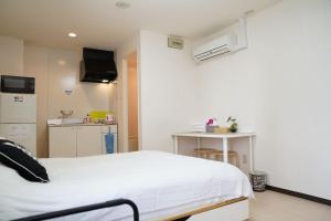 ein Krankenhauszimmer mit einem Bett und einer Küche in der Unterkunft 難波南51 in Osaka