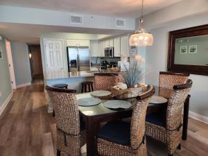 una cucina e una sala da pranzo con tavolo e sedie di Sea Dunes 302 a Fort Walton Beach