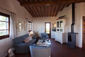 una sala de estar con un sofá y una mesa en Villa La Piana, en Mommio