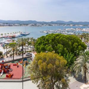 - une vue sur un port avec des bateaux dans l'eau dans l'établissement The Red Hotel - Adults Only, à Sant Antoni de Portmany