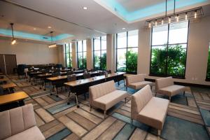 Posezení v ubytování Hotel Indigo Seattle Everett Waterfront Place by IHG + 37 fotografií