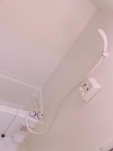 Jest to biały pokój z toaletą i białym sufitem. w obiekcie Picoro Hakata - Vacation STAY 11325 w mieście Fukuoka