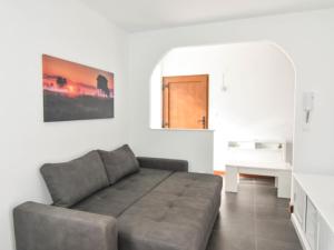 a living room with a couch and a table at Precioso apartamento para 4 en Liencres in Liencres