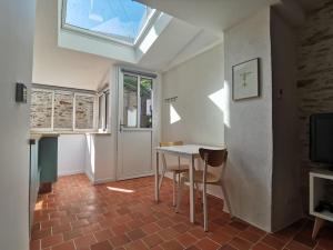 Habitación con mesa, sillas y ventana en Studio au calme en bord de Loire, en Rezé
