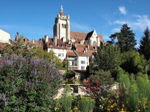 un château au sommet d'une colline avec un jardin dans l'établissement Studio Northwich centre-ville, à Dole