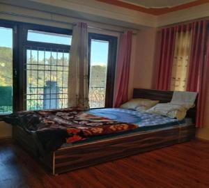 1 dormitorio con 1 cama y vistas a la ciudad en Mountain View Home Stay by StayApart, en Darjeeling