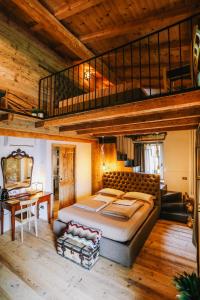 una camera con un grande letto e un soffitto in legno di AGRITURISMO CA' FENILE ad Alzano Lombardo