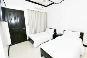 Una cama o camas en una habitación de Swiftlets Inn