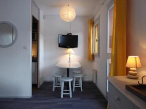 Appartement Bellentre, 2 pièces, 5 personnes - FR-1-329-26にあるテレビまたはエンターテインメントセンター