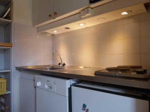 Appartement Bellentre, 2 pièces, 5 personnes - FR-1-329-26にあるキッチンまたは簡易キッチン