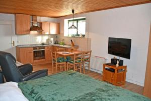 Küche/Küchenzeile in der Unterkunft Ferienwohnung Zudar auf Rügen