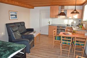 Küche/Küchenzeile in der Unterkunft Ferienwohnung Zudar auf Rügen
