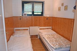 Ein Bett oder Betten in einem Zimmer der Unterkunft Ferienwohnung Zudar auf Rügen