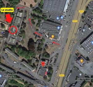 une carte d'un parking avec un cercle rouge dans l'établissement ~ Le riad ~ Studio 1/4 Pers, porte du Futuroscope, à Chasseneuil-du-Poitou