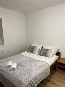 łóżko z dwoma ręcznikami i dwiema poduszkami w obiekcie Motel S7 w mieście Goszczyn