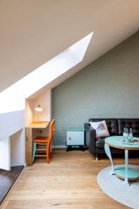 - un salon avec un canapé et une table dans l'établissement Het Verblijf, à Sint-Martens-Lennik