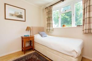 een slaapkamer met een bed en een raam bij Veeve - Clareville Classic in Londen