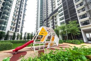 un parque infantil en una ciudad con edificios altos en Cyberjaya Eclipse 5 Plus 2 PAX Blissful Suite en Cyberjaya