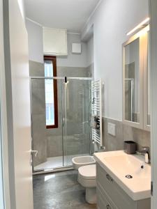 ein Bad mit einer Dusche, einem WC und einem Waschbecken in der Unterkunft Enzo in Mailand