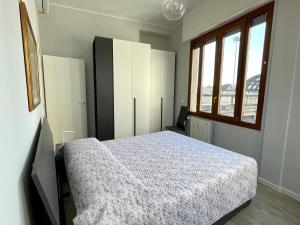 ein Schlafzimmer mit einem Bett und einem schwarzen Schrank in der Unterkunft Enzo in Mailand