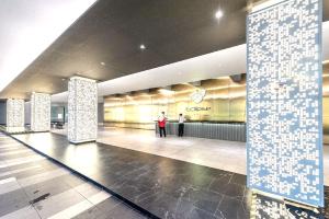 a lobby of a building with people standing in it at Cyberjaya Menara Eclipse Fully Air Con Suite with Garden View, Cyber 11, 63000 Cyberjaya in Cyberjaya +18 photos