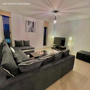un salon avec un canapé et une télévision dans l'établissement City Flats Apt.C307, à Larnaka