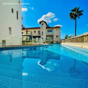 une piscine devant un immeuble dans l'établissement City Flats Apt.C307, à Larnaka