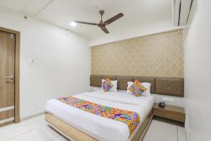Llit o llits en una habitació de FabHotel Bharosa Inn