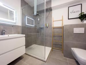 a bathroom with a shower and a toilet and a sink at 3-Zimmer Apartment 88 qm bis zu 8 Personen in Winningen
