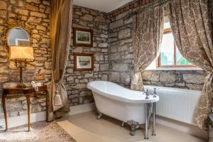 Koupelna v ubytování Cabra Castle Hotel + 37 fotografií