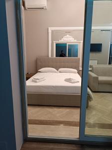 Schlafzimmer mit einem Bett und einem Spiegel in der Unterkunft Imperial Maison Rome in Rom