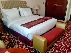 Al Salam Grand Hotel客房内的一张或多张床位