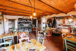 a restaurant with wooden ceilings and tables and chairs at AGRITURISMO CA' FENILE in Alzano Lombardo