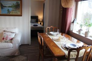ein Esszimmer mit einem Tisch und Stühlen sowie ein Schlafzimmer in der Unterkunft Casino Islands Retreat in Savonlinna