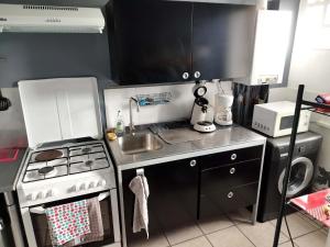 Kuchyňa alebo kuchynka v ubytovaní Bienvenue chez vous ! Malo (3mn de la plage)