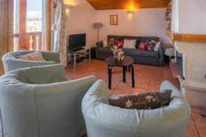 uma sala de estar com dois sofás e uma mesa em La vue du Roi - Detached chalet (6p). 3 bedrooms and 2 bathrooms. In the centre of Vallandry, with a beautiful view em Landry