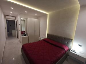 una camera con letto e piumone rosso di B&B Rossini Luxury a Rende