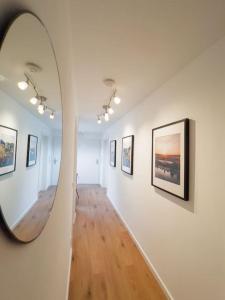 ヴィンニンゲンにある2-Zimmer Apartment 52 qm bis zu 4 Personenの鏡壁の廊下 +28枚の写真