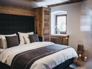 um quarto com uma cama grande e uma janela em VAYA Post Saalbach em Saalbach Hinterglemm