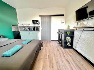 sypialnia z łóżkiem i kuchnia ze stołem w obiekcie Magnifique studio ~Hipster~ porte du Futuroscope w mieście Chasseneuil-du-Poitou +10 zdjęć