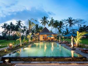 una piscina frente a una villa en Intan Villa & Suite Ubud, en Ubud