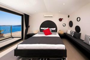 Ein Bett oder Betten in einem Zimmer der Unterkunft Villa Pırlanta, Kalkanvilla