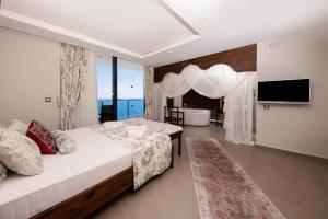 Ein Bett oder Betten in einem Zimmer der Unterkunft Villa Pırlanta, Kalkanvilla