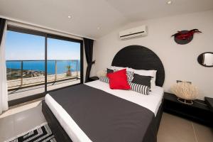 Ein Bett oder Betten in einem Zimmer der Unterkunft Villa Pırlanta, Kalkanvilla
