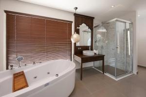 Ein Badezimmer in der Unterkunft Villa Pırlanta, Kalkanvilla