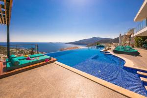 ein Swimmingpool mit Blick auf das Meer in der Unterkunft Villa Pırlanta, Kalkanvilla in Kalkan